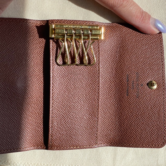 LOUIS VUITTON Monogram 4 Key Multicles Holder - Picture 6 of 6